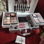 Maleta Prata com Kit de Maquiagem – Fenzza